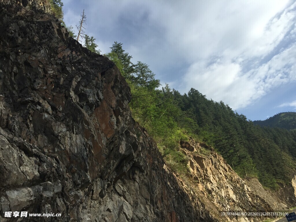 山间陡峭岩壁与葱郁植被