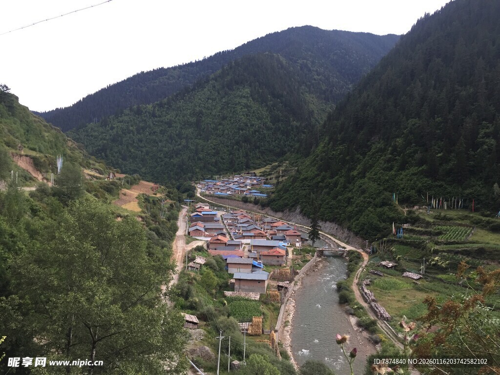 山谷中的村落与蜿蜒溪流