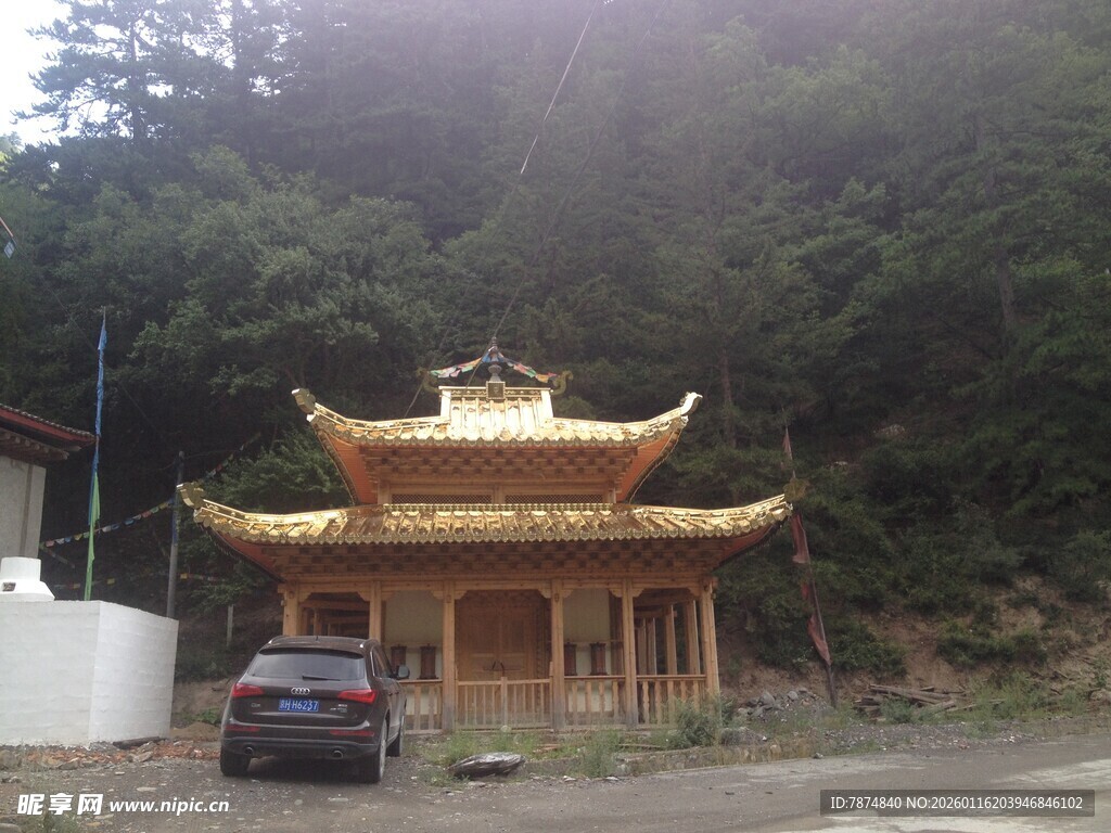 山林中的中式古建庙宇