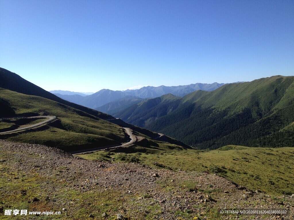 山间蜿蜒公路 壮美风光