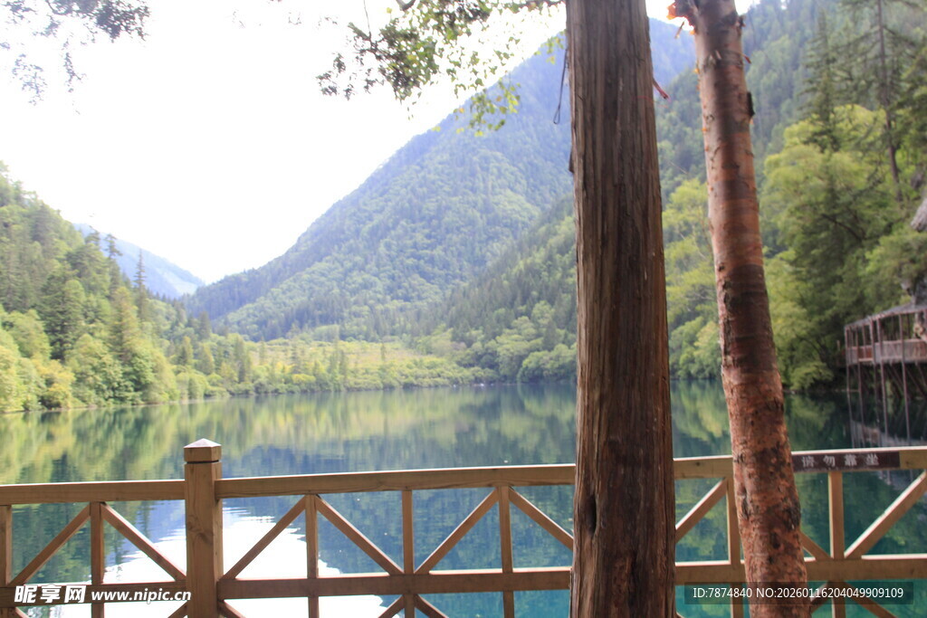 湖畔木栏处的山水美景