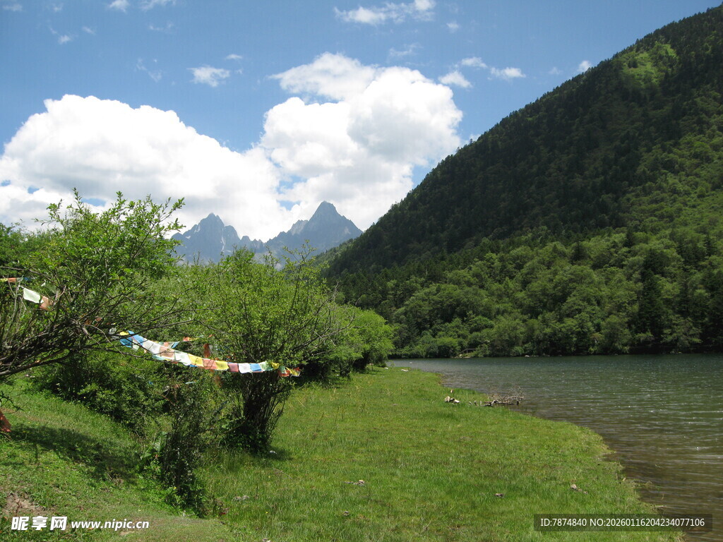 山间河畔的秀丽自然风光