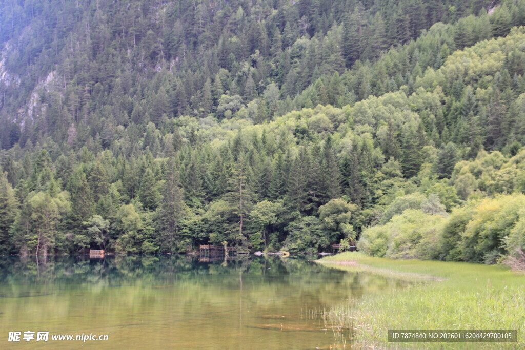 山林环绕的静谧湖泊
