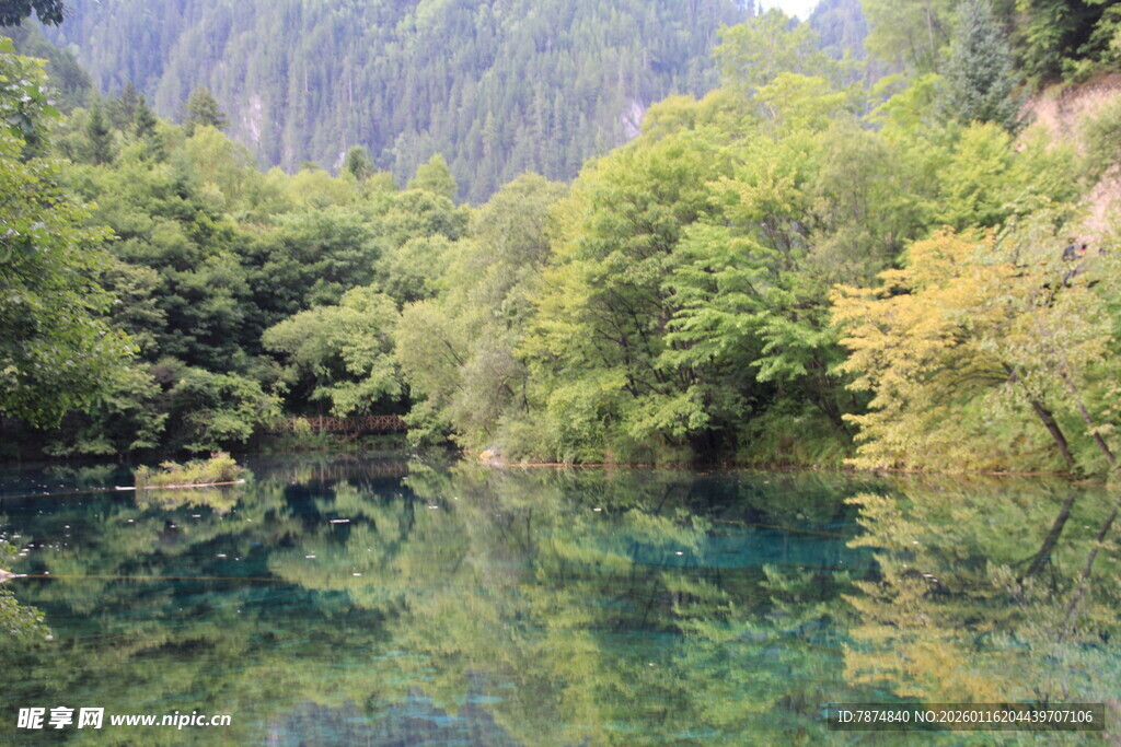 青山绿水间的静谧湖泊