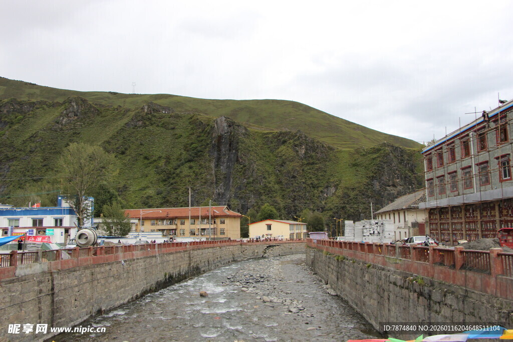 山间城镇中的湍急河流