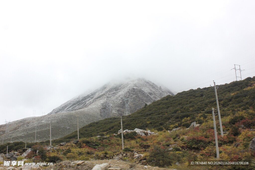 山间云雾缭绕的秋日景致