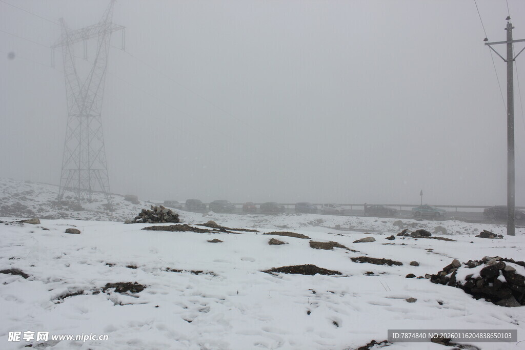 雪雾中的户外电力场景