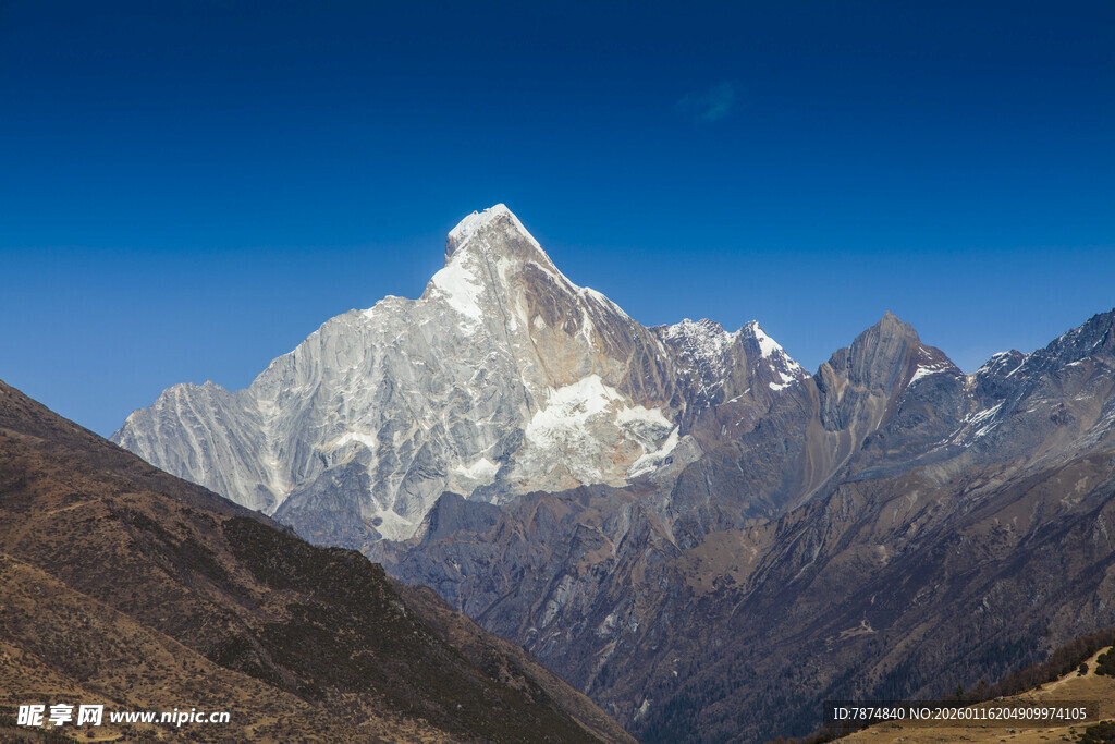 巍峨雪山壮丽景观