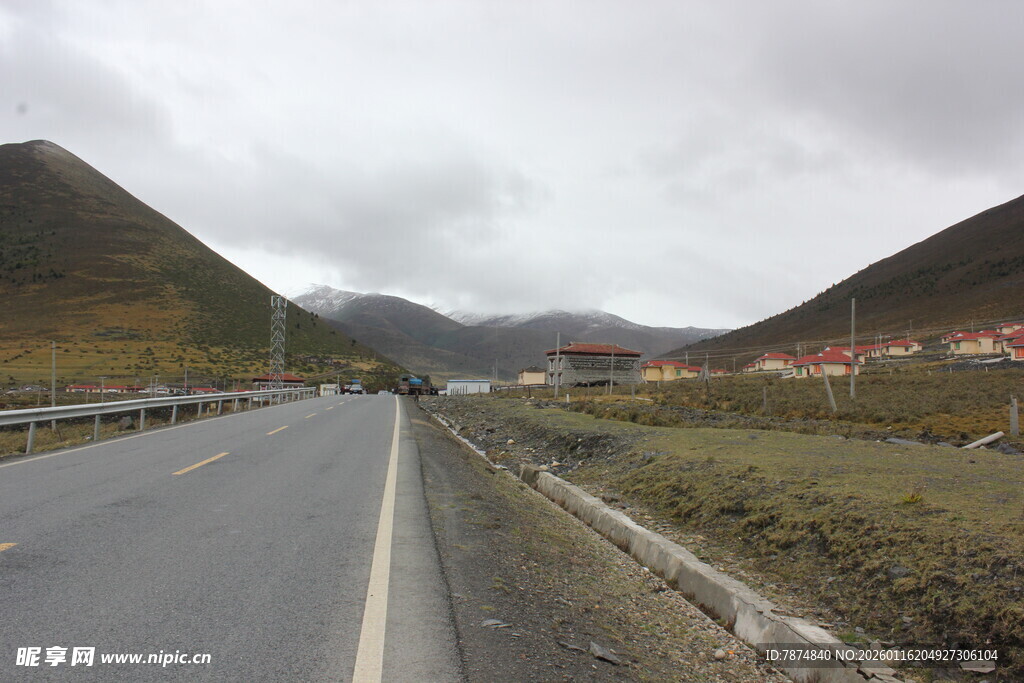山间公路 云雾缭绕之景