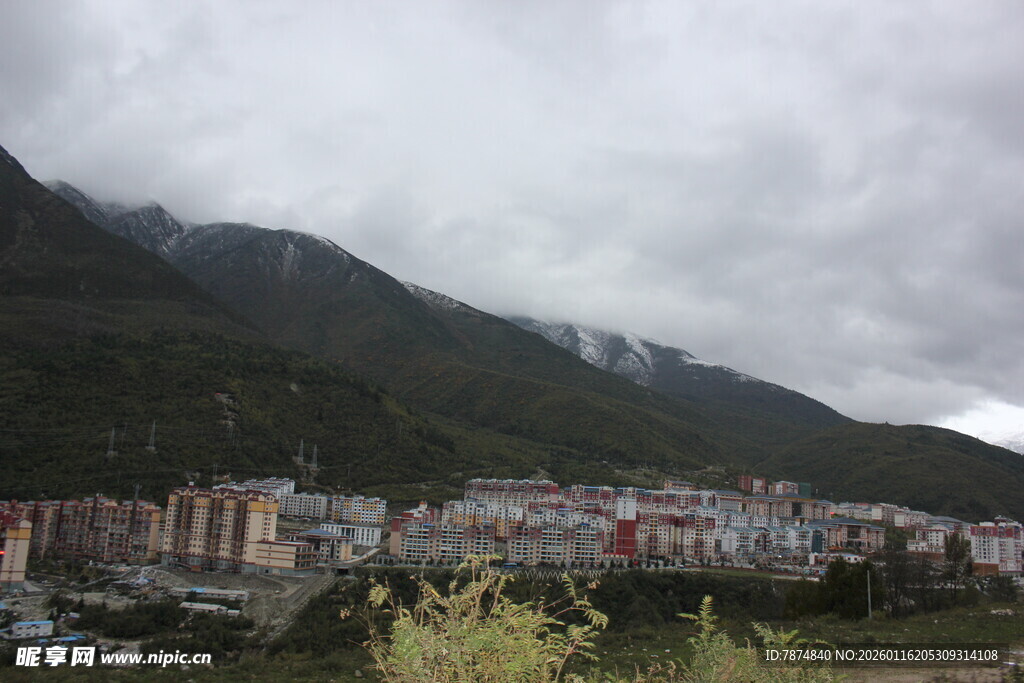 山间多彩小镇风景