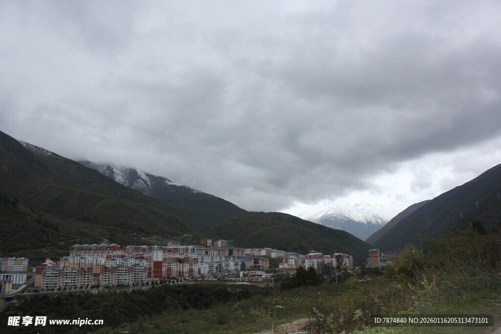 山间小镇云雾缭绕美景