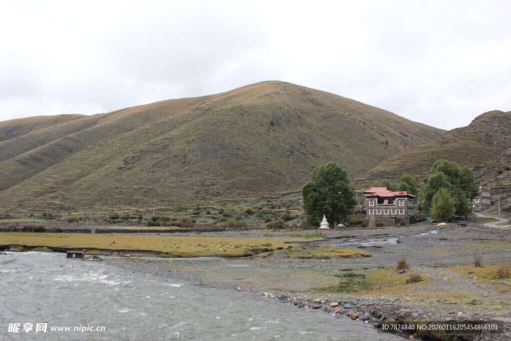 山间河畔的宁静村落