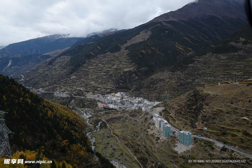 山谷中的美丽村落景观
