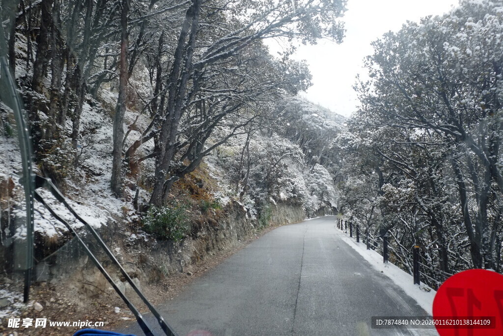 冬日雪覆山路景象