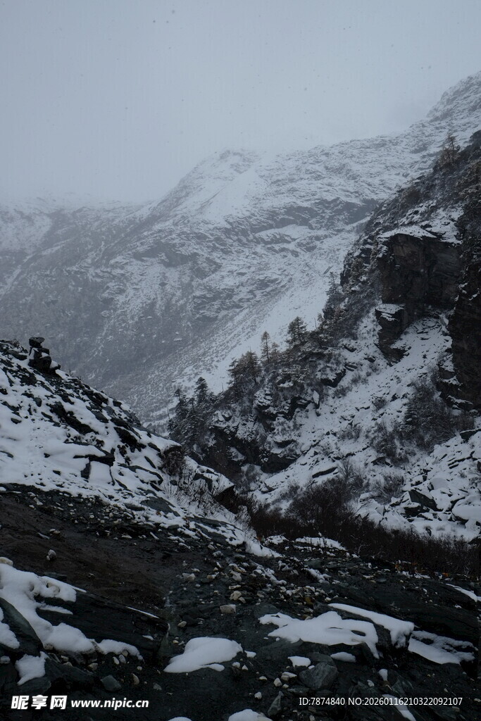 雪山景致 覆雪山峦与岩石