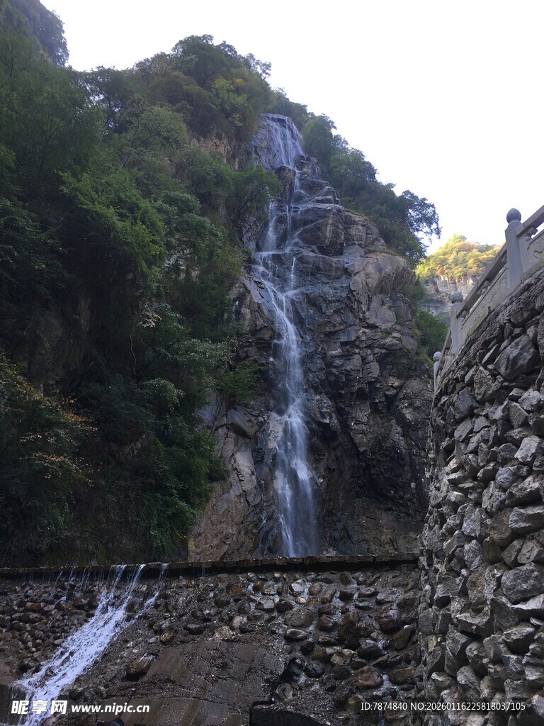 山间瀑布美景