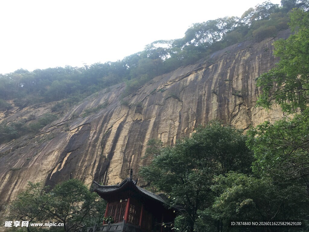 陡峭山崖旁的古朴建筑
