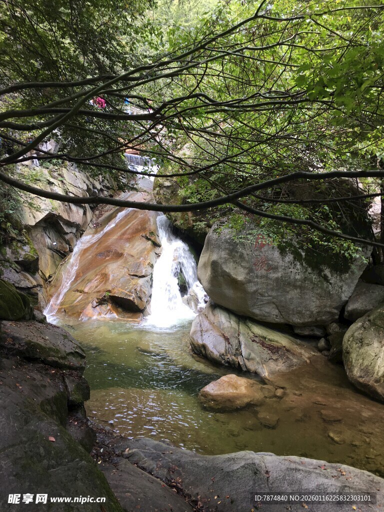 山间溪流瀑布自然美景