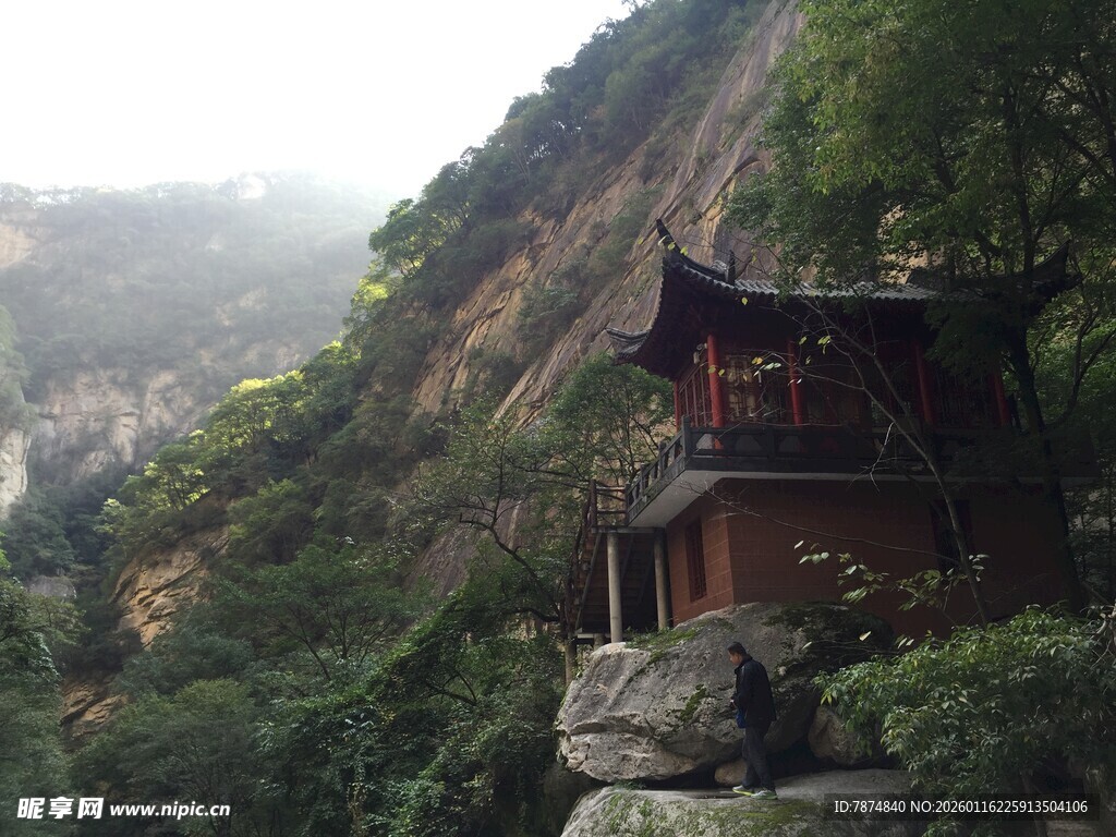 山间古建隐于葱郁山林