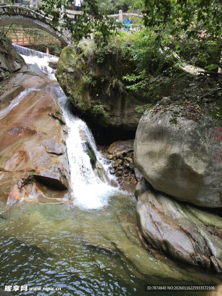山间溪流瀑布自然美景