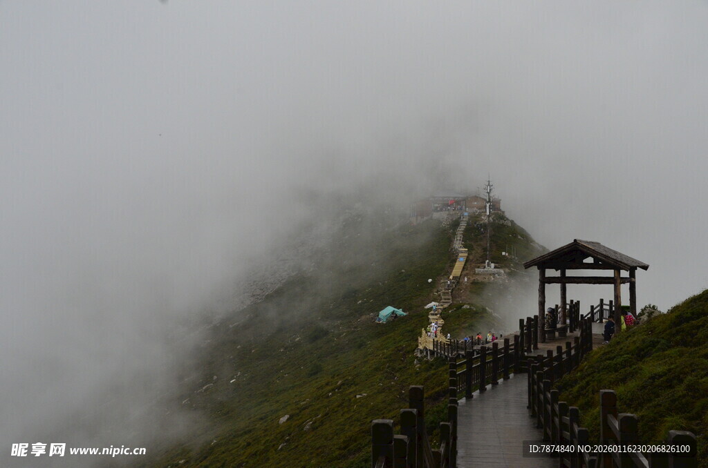 云雾缭绕中的山间观景亭