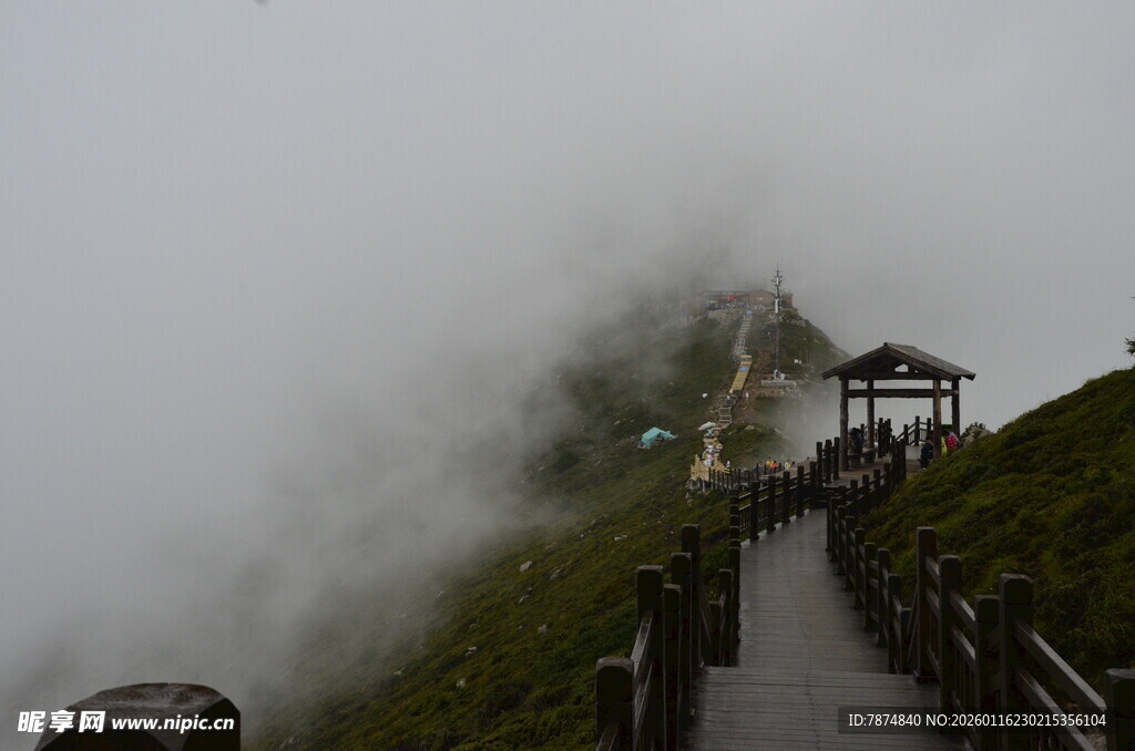 云雾中的山间栈道与亭阁