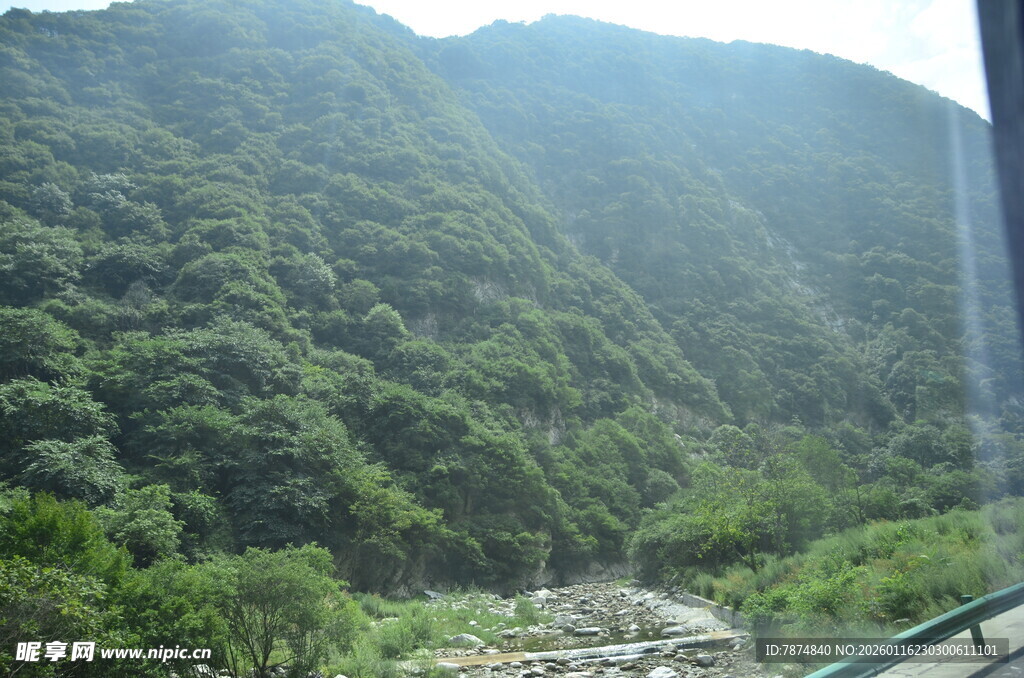 山间绿意盎然的秀丽景致