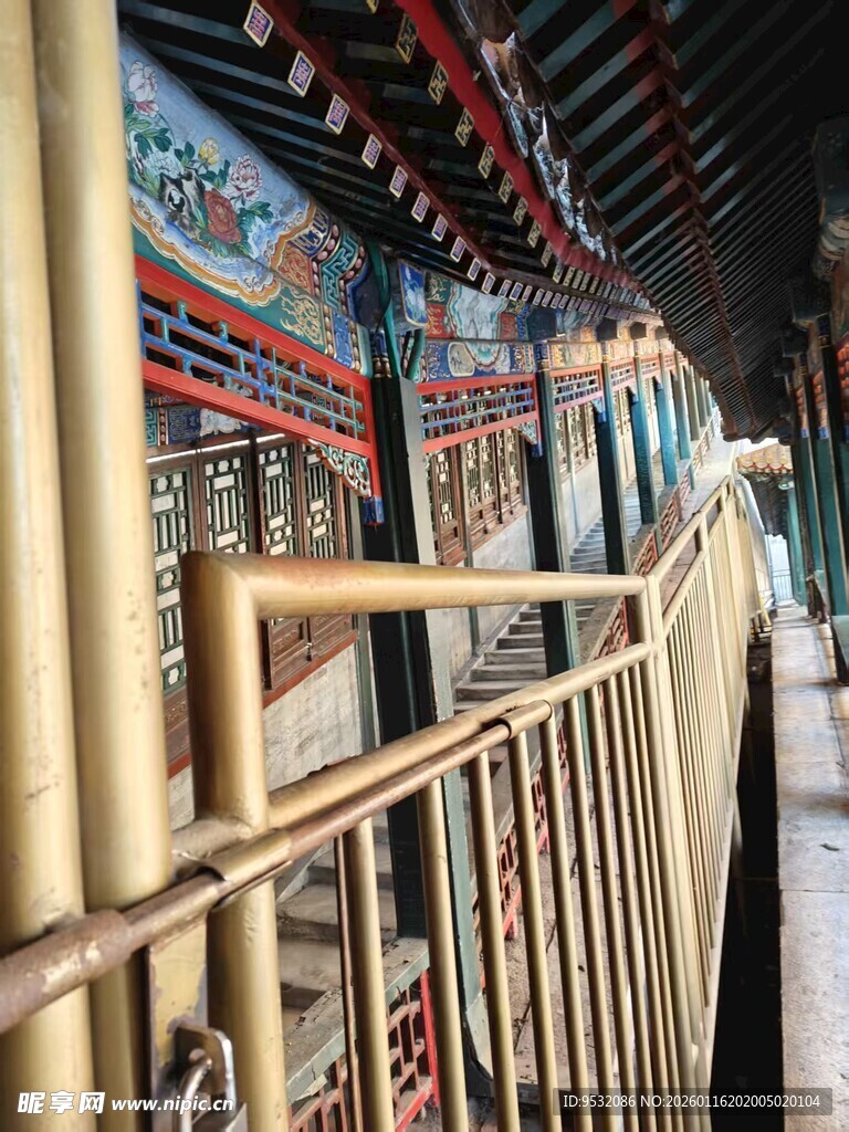 古建走廊栏杆与彩绘