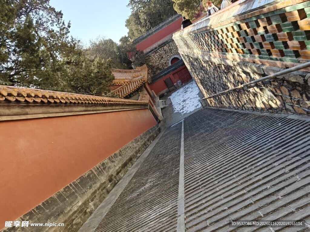 古建旁的金属阶梯