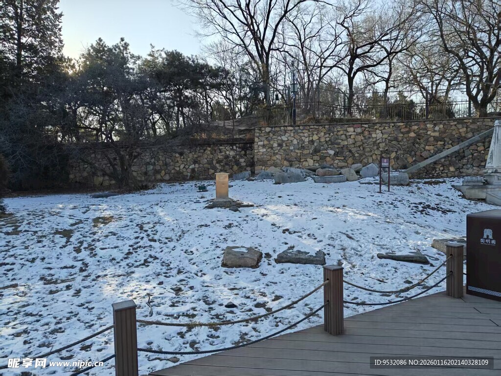 冬日雪覆园林景致