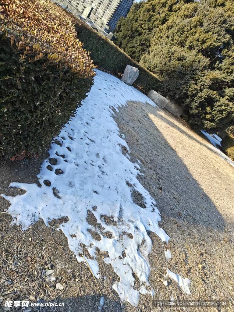 残雪覆盖的山间小道