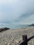 海边碎石滩与阴沉天空