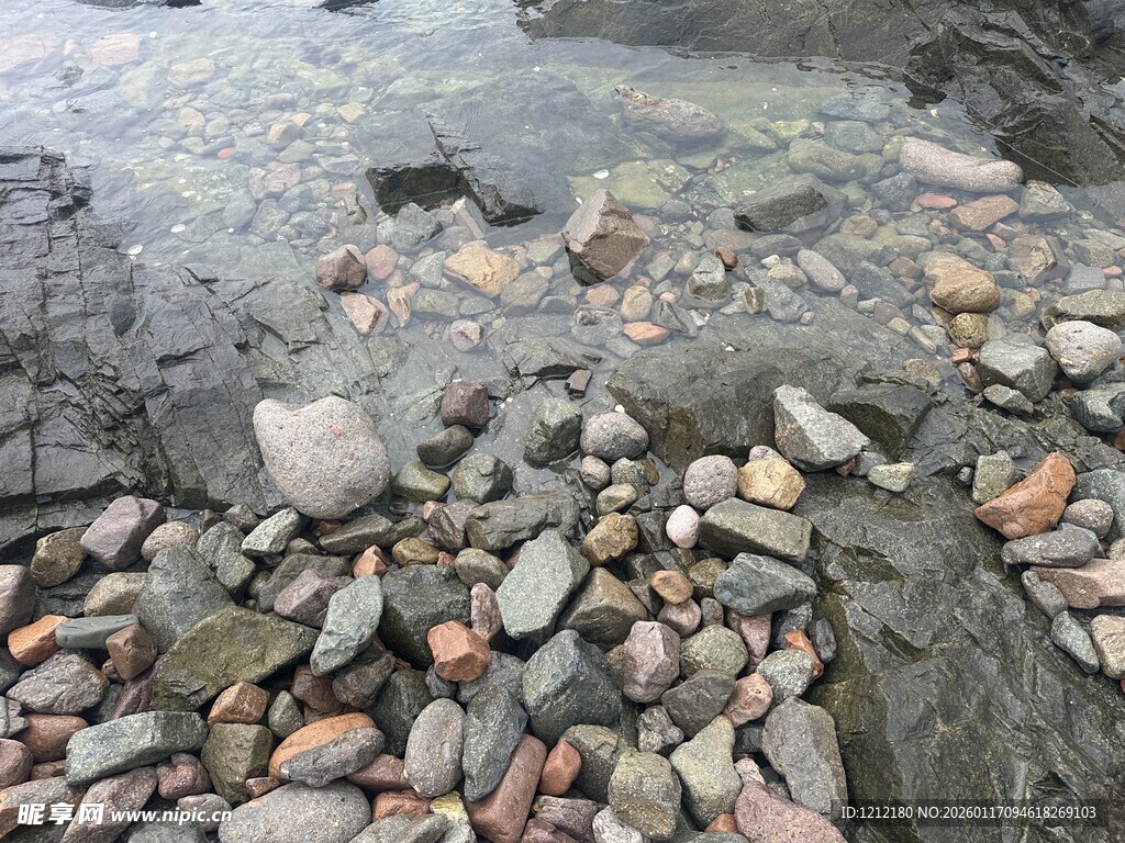 河边散落的多彩鹅卵石