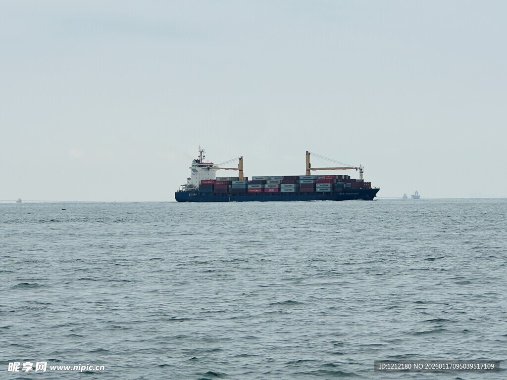 海上航行的大型货轮