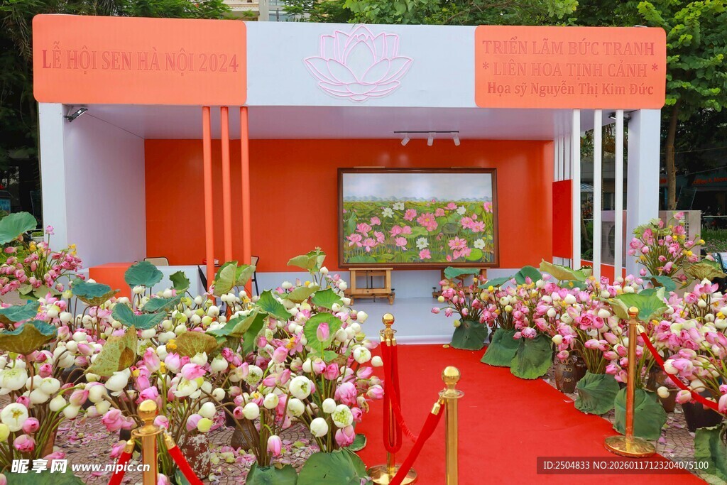 鲜花装点的喜庆活动场地