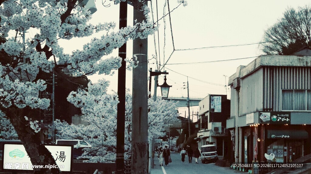 冬日街头雪景中的静谧小巷