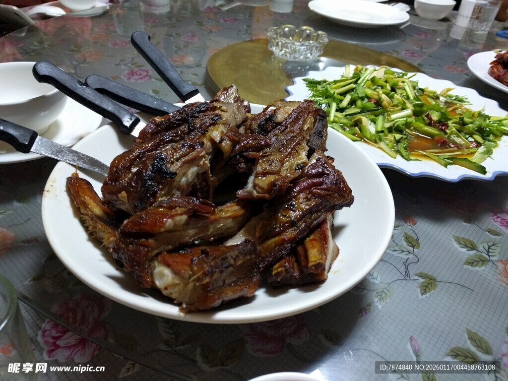 美味烤肉搭配清爽蔬菜