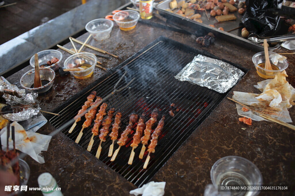 户外烧烤场景 美味串串飘香