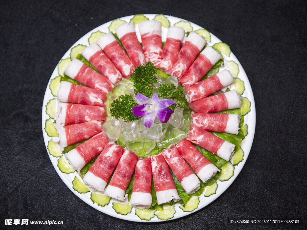 精美摆盘的蔬菜卷拼盘