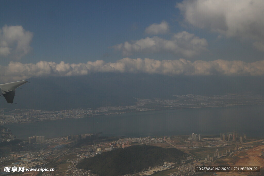 高空俯瞰城市与云海景观