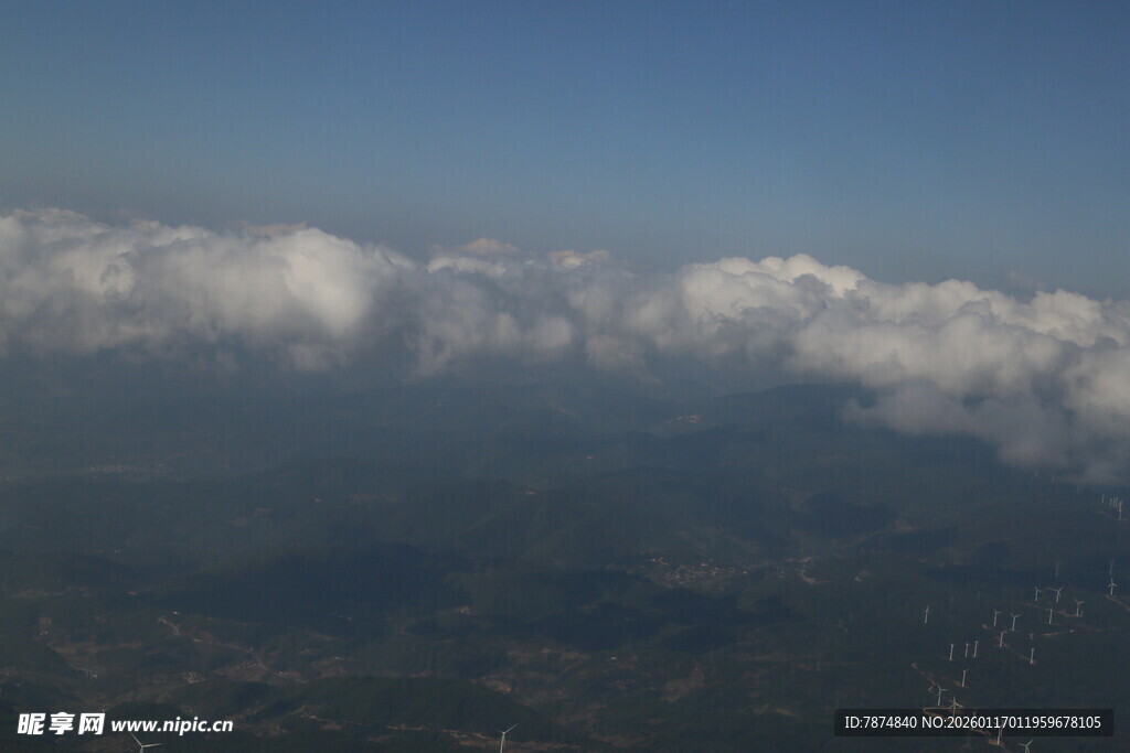 高空俯瞰云海与大地