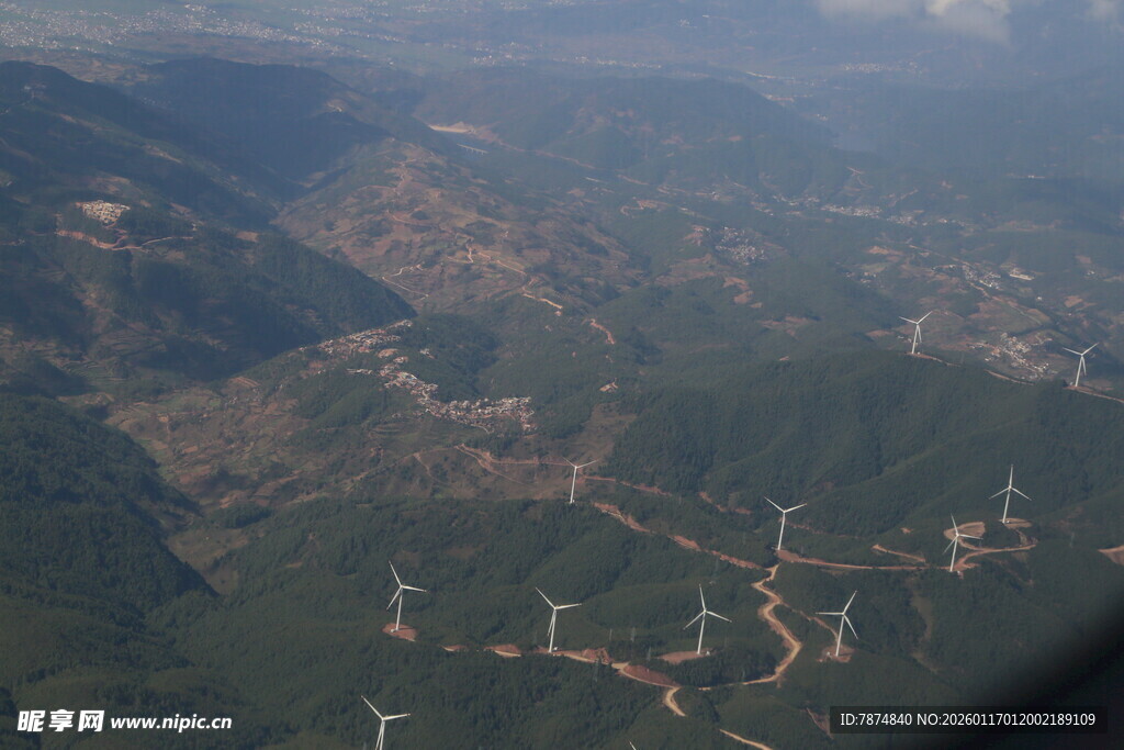 高空俯瞰山峦与风力发电机