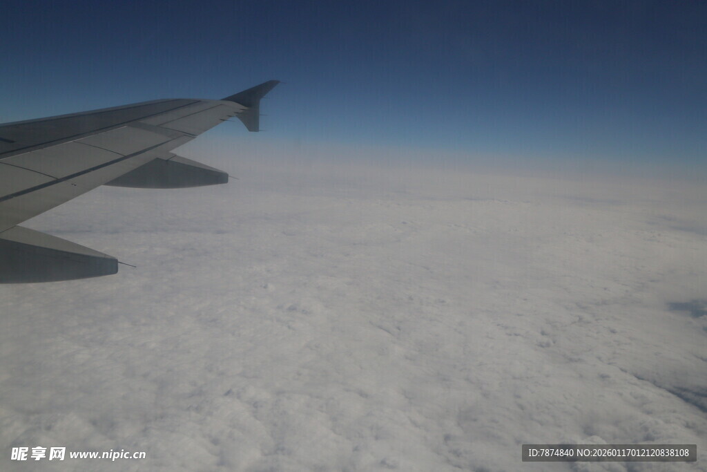 高空机翼下的云海景观