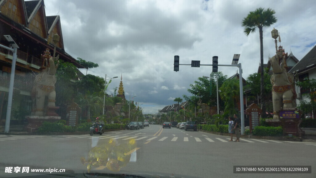 小镇街道的宁静街景