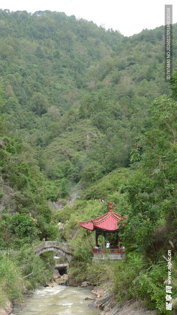 山间溪流旁的红顶建筑