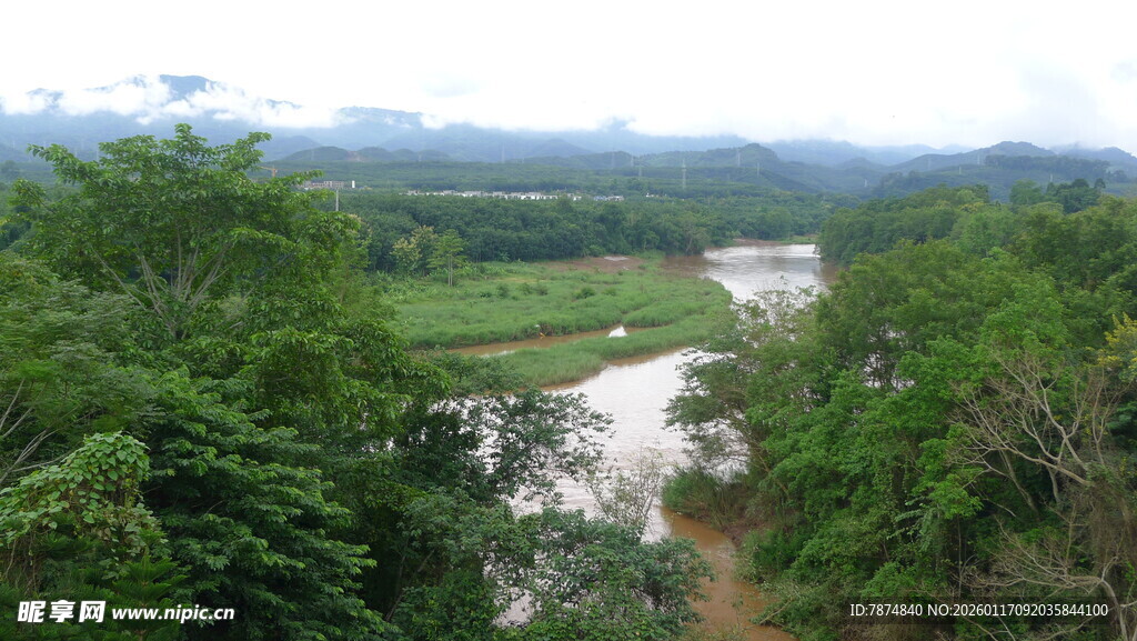 俯瞰葱郁山林中的蜿蜒河流