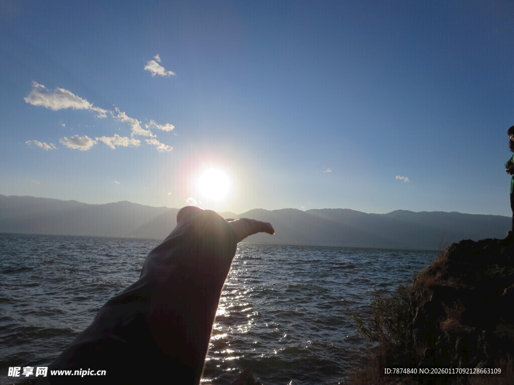 海边夕阳下的独特手势风景