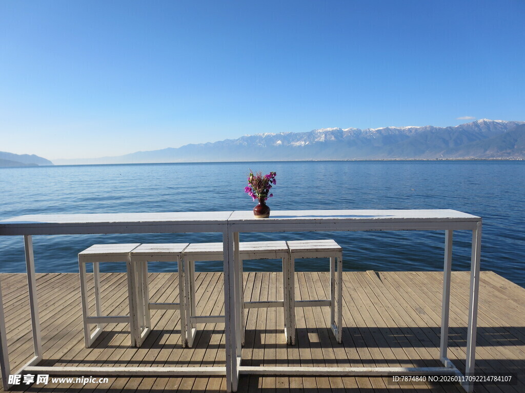 湖畔栏杆处的静谧景致