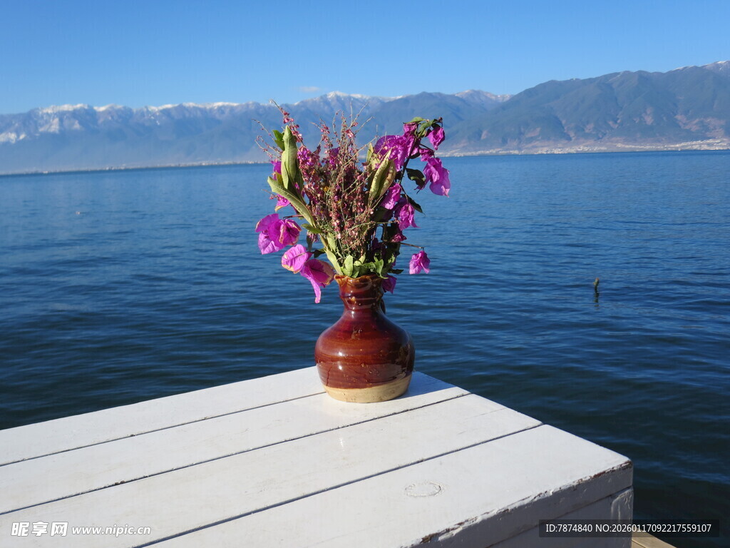湖畔花瓶中的绚烂花卉