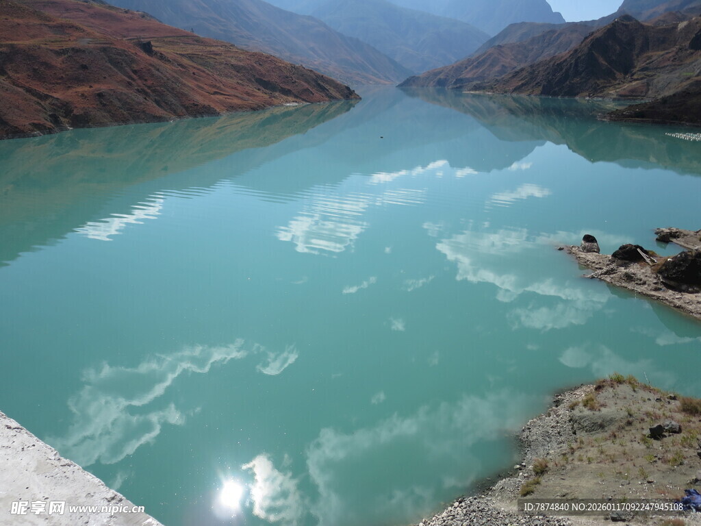 碧绿湖水映山间美景